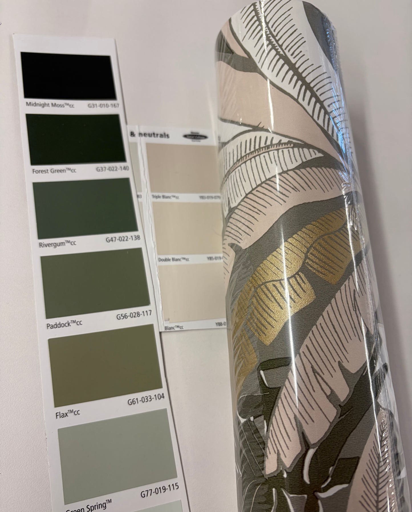 Evasion Jungle Vinyl Wallpaper - Kaki Beige - Last 37 Rolls