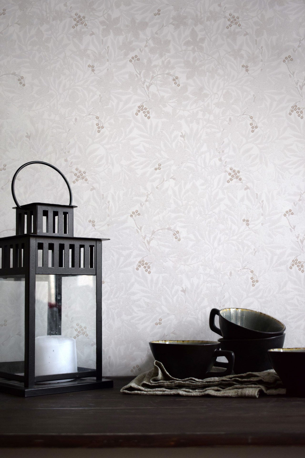 Vinbarsblad Wallpaper - White/Silver - Discontinuing - 21 Left