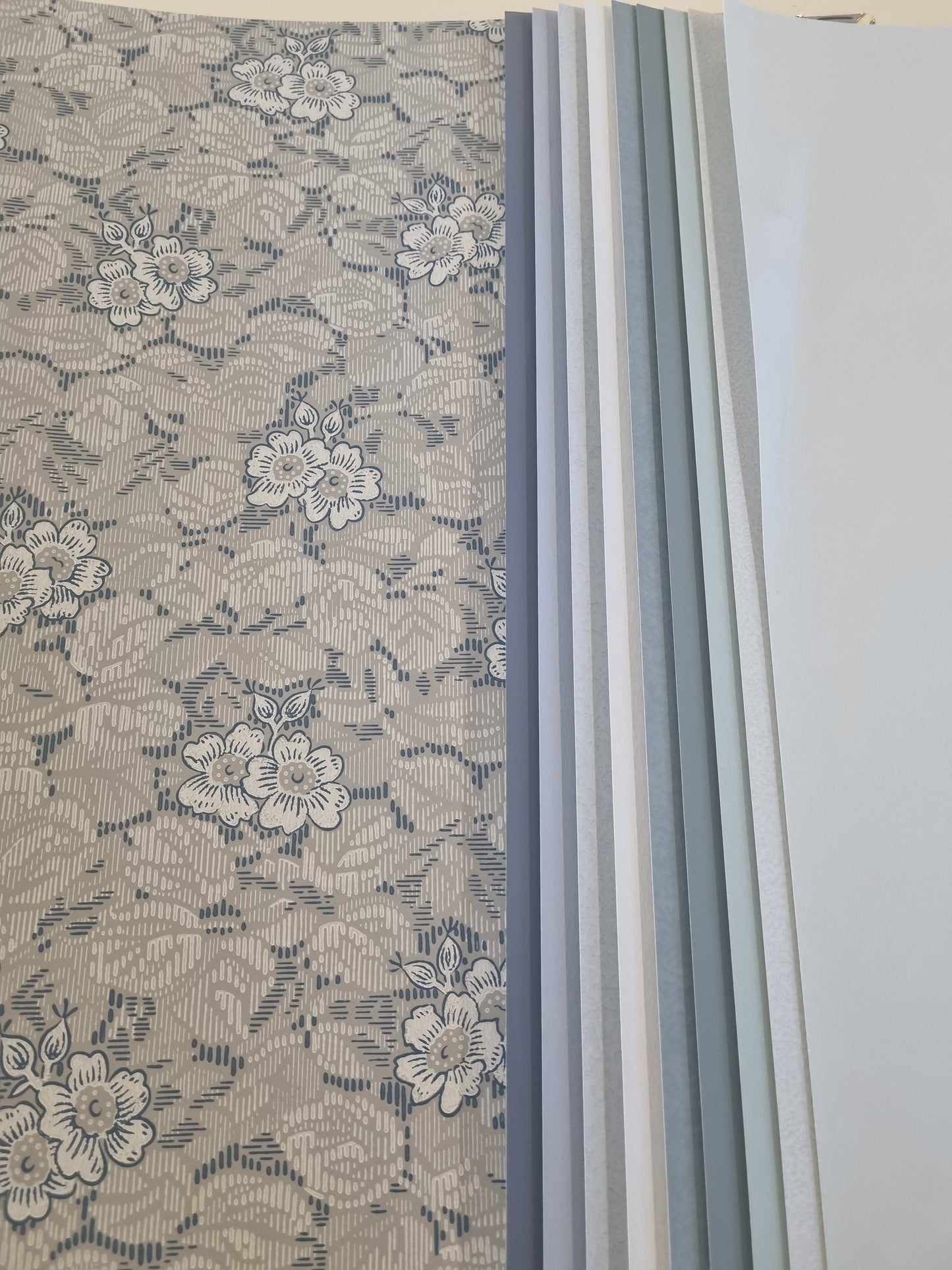 Gysinge Flower Motifs Wallpaper - Blue