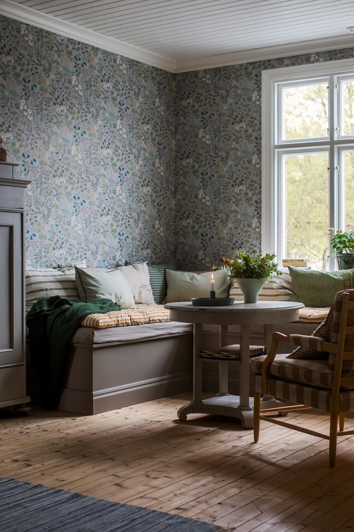 Flora wallpaper in Blue-Grey in a dining area