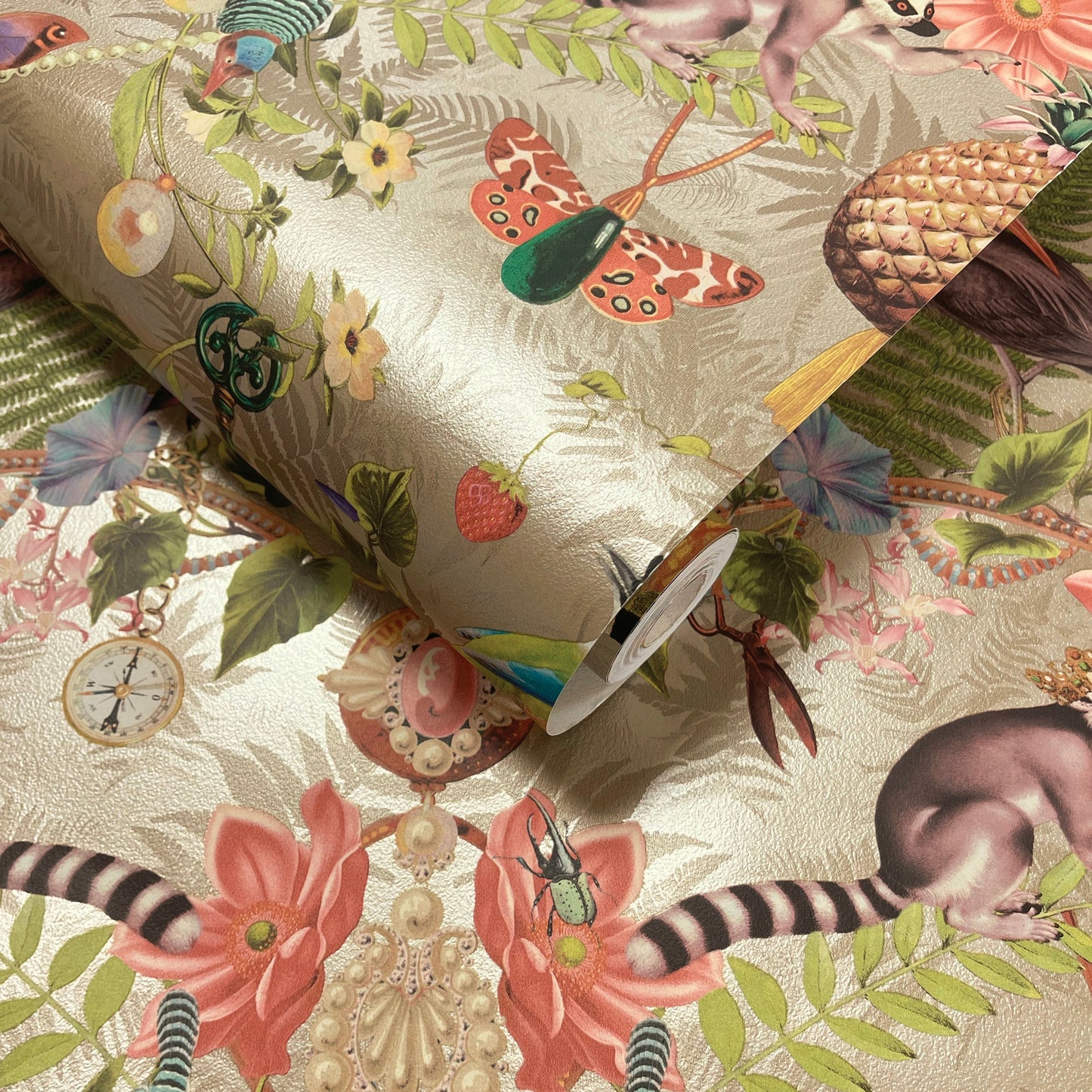 Bohème Wallpaper – Gold, close-up rollshot showing the metallic gold detail