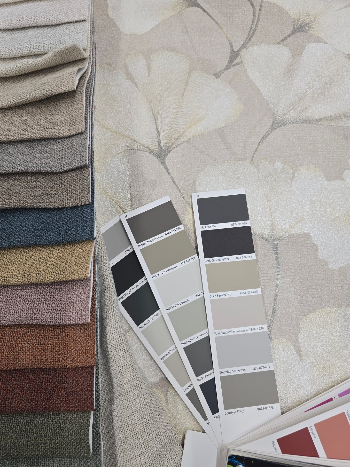 Elara Ginkgo Wallpaper – Fawn Shimmer