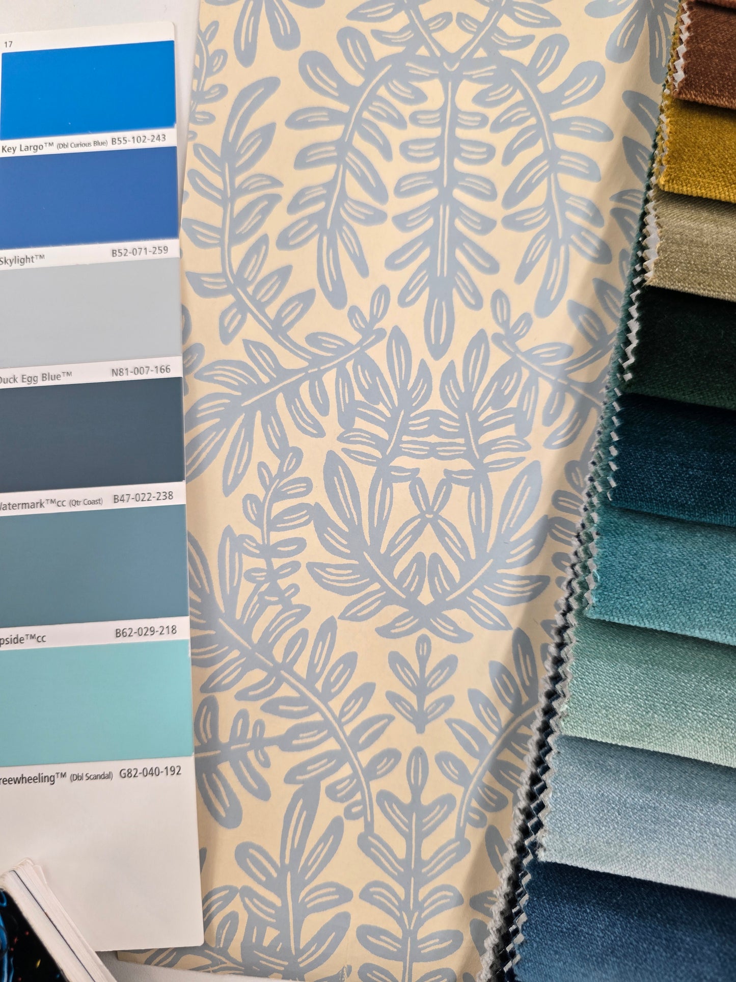 French Blond Wallpaper - Sea Breeze Blue