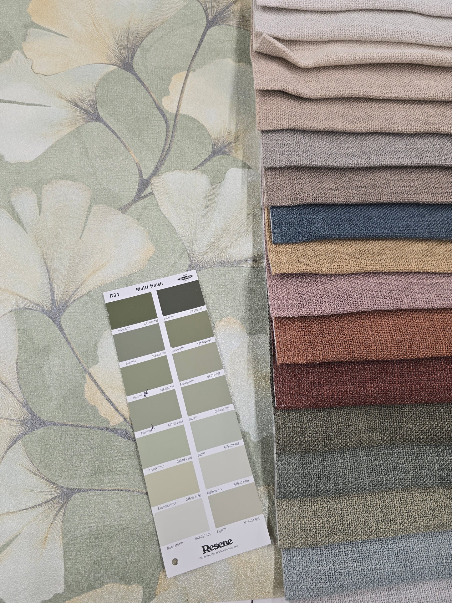 Elara Ginkgo Wallpaper – Moss Shimmer